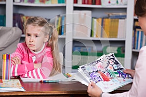 Child psychologist discusses drawing a little girl