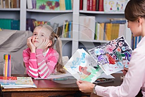 Child psychologist discusses drawing a little girl