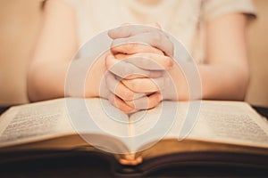 Prega mani sul aprire la Bibbia 