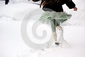 Dětské nohy běh přes sníh 