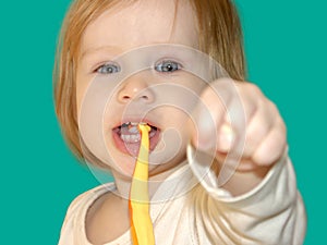 The child shows the fist with the thumb between the middle and index finger