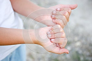 The child shows nails in the mud