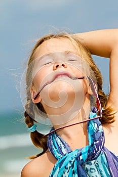 Child with sunglasses at the beach