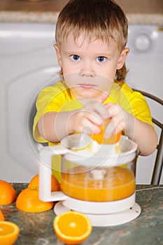 The child to wring out juice