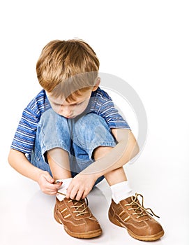 Child try to tie shoelaces