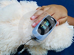 The child uses the PULSE OXIMETER to insert the index finger.medical equipment. Displays spo2 and PRbpm values.