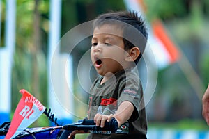 the child& x27;s expression when yawning on a bicycle