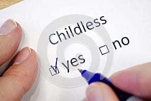 Childless - yes, no. The answer is in the test with a checkbox. Pen on a white sheet of paper photo