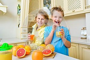  . los chicos beber fresco naranja 