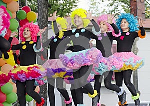 Children in colorful wigs