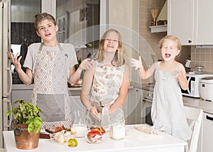 Cocinando creación una hoja circular grande de masa ligera sobre el. chico a su hermanas divirtiéndose en La cocina. adolescentes a tiempo libre 