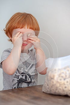 Children are eating oatmeal rings