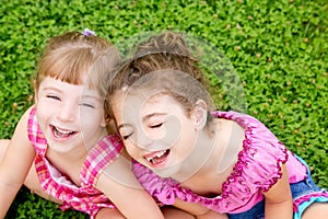 Dívky usměvavý sedět na zelená tráva 
