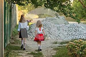 Children go with bouquets of flowers