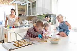 Su madre preparación galletas El gran familia. tiempo 