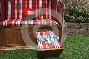 For the children, the holiday guest has not forgotten the squeaky duck with a red heart in the roofed wicker beach chair