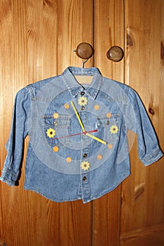 Children jeans shirt in handicrafts into a clock converts