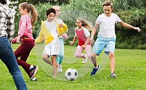 Children are jogning and playing football