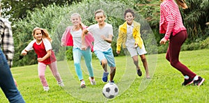 Children are jogning and playing football