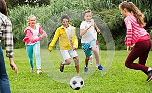 Children are jogning and playing football