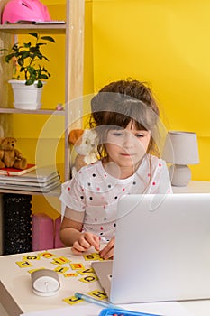 Children learn english online at home. Homeschooling and distance education for kids.