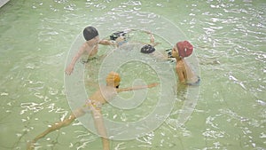 Children learn to walk under water, hold their breath. How to hold your breath.