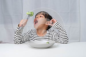 Children love to eat vegetables.