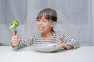 Children love to eat vegetables.