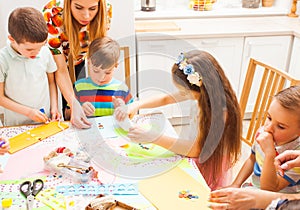 Children make greeting cards with their mothers in a masterclass