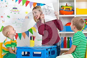 Children with mom and draw pictures in the kids room.