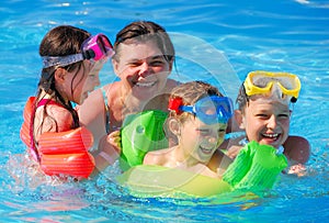 Madre en piscina 