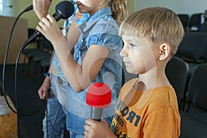 Children participate with a microphone, recite poems, recitation photo