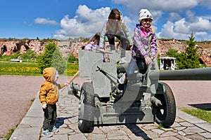 Children play the guns of the Second World War in the Oreshek fortress