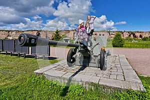 Children play the guns of the Second World War in the Oreshek fortress