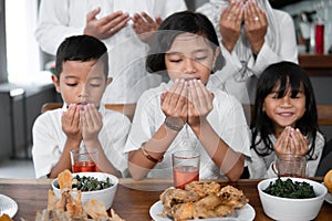 Children pray muslim open arm