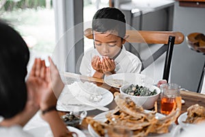 Children pray muslim open arm