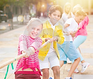 Children are pulling rope