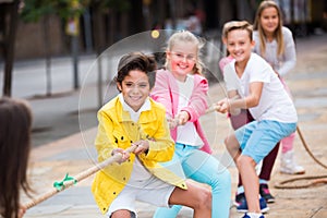 Children are pulling rope