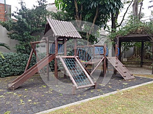 Zona de lazer infantil em madeira do parque infantil. photo