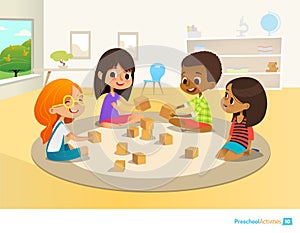 Sedieť v kruh na okolo koberec v materská škola trieda hrať drevený hračka bloky a smiech. štúdium 