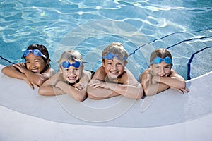 Sobre el borde de nadar piscina 