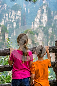 Children standing on the Zhangjiajie Tianzi lookout