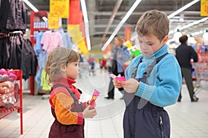 Children in supermarket img