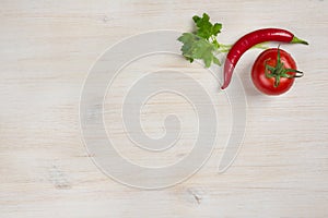 Un pomodoro verdure sul sbiancato di legno piatto 