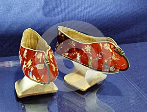 China Stately Demeanour Qing Emperor Guangxu  Red Satin Flowerpot Soled Shoes Empress Costumes Palace Museum Embroidered Children