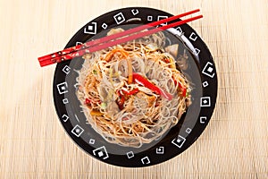 Chineese noodles with chicken and vegetables