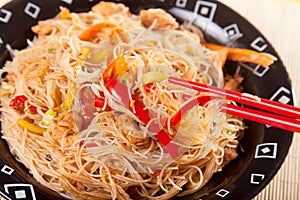 Chineese noodles with chicken and vegetables