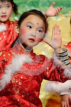 chinese children dancing