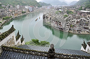 Chino la ciudad sobre el un rio 