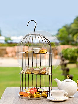 Chinese-dish cakes and pies put in birdcage